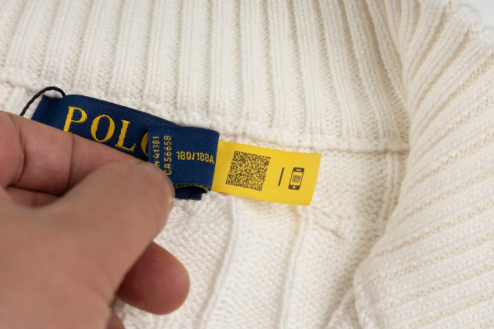P260 #R98 RALPH LAUREN Ralph Lauren nine-color classic small label embroidery logo full zipper knitted cable cardigan sweater, high-density LOGO embroidery on the chest, original customization of tag accessories. Made of pure cotton yarn, pure cotton is skin-friendly and comfortable, small label war horse embroidered twist zipper cardigan sweater 🐎 high quality, follow the blogger to learn how to wear it! Let’s buy a Ralph Lauren cable sweater. It’s a super hard-to-find series after it became popular. It’s hard to find one on the official website. It’s simple and practical to wear, with a lazy and loose feel. The thickened fabric has more texture, feels soft and delicate, and has a loose fit. Whether worn alone or layered, you can wear different styles of fashion with just one piece!   Size：XS S M L